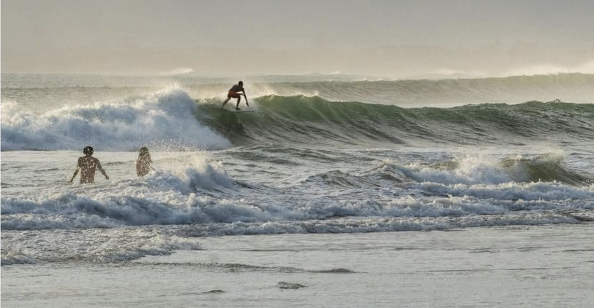 estudiantes practicando surf en la playa de Zurriola