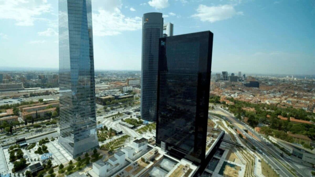 Campus moderno de una universidad de negocios en españa con estudiantes internacionales