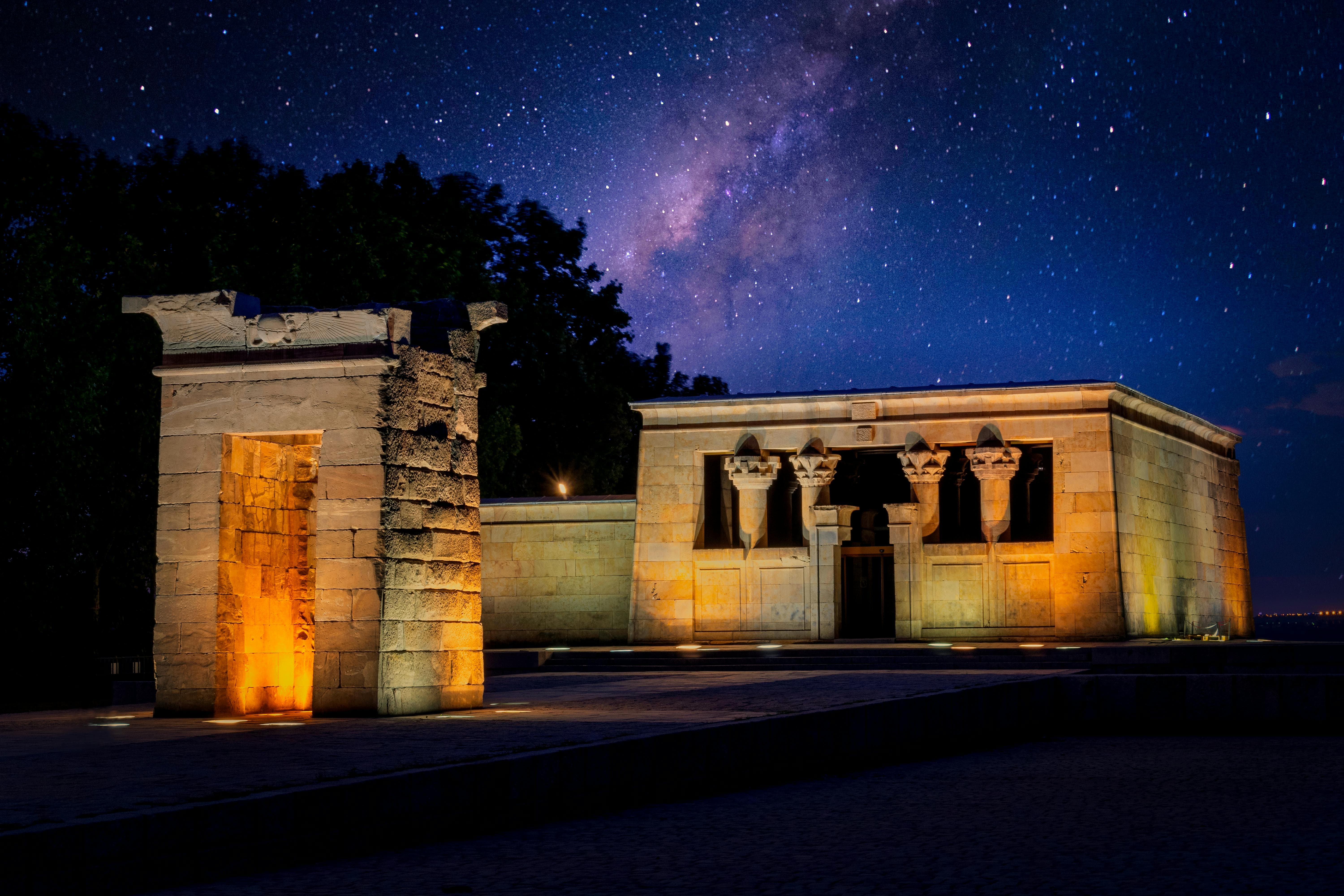estudiantes viendo el atardecer gratis en el Templo de Debod Madrid