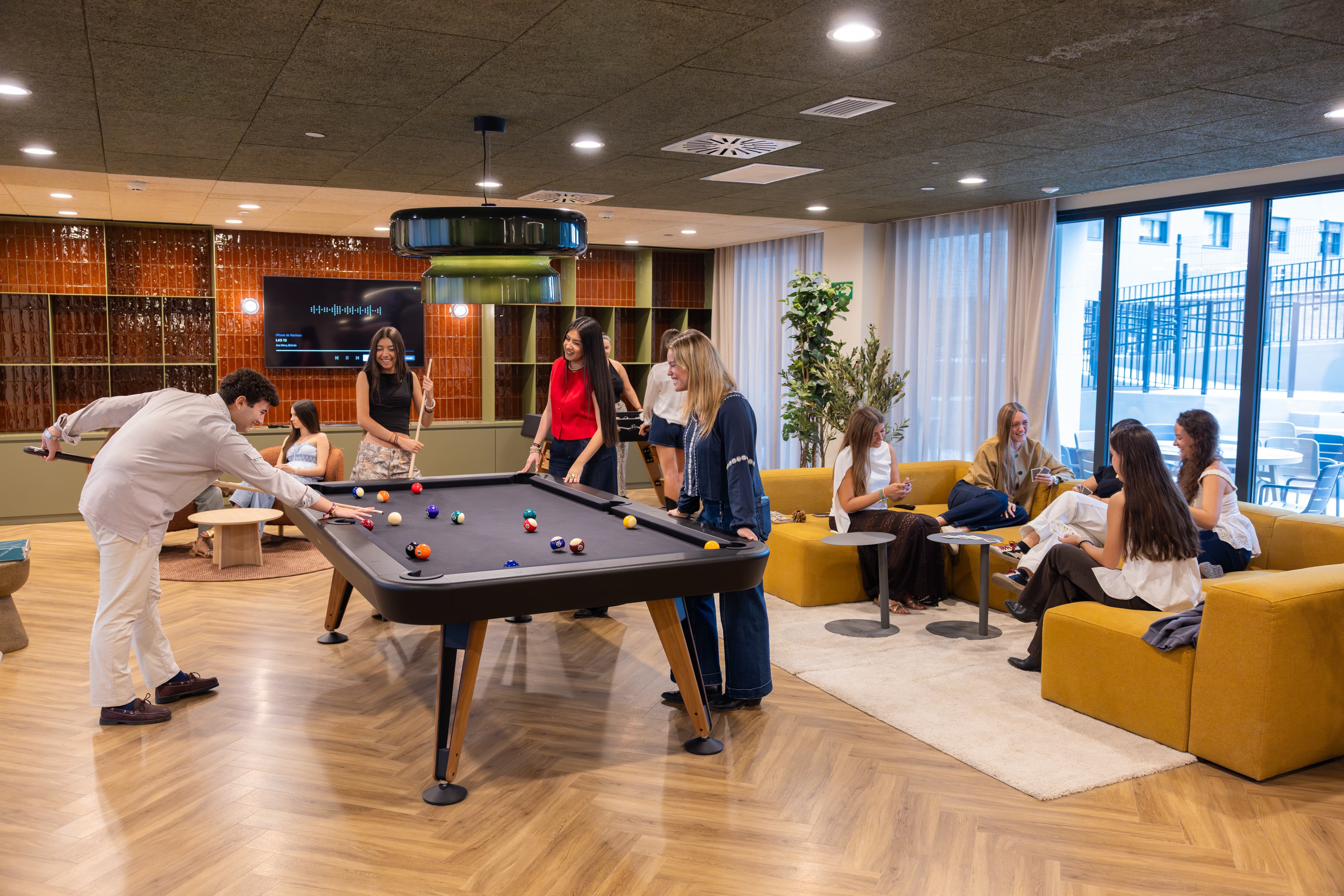 Grupo de estudiantes haciendo amigos nuevos en una residencia universitaria durante su primer año