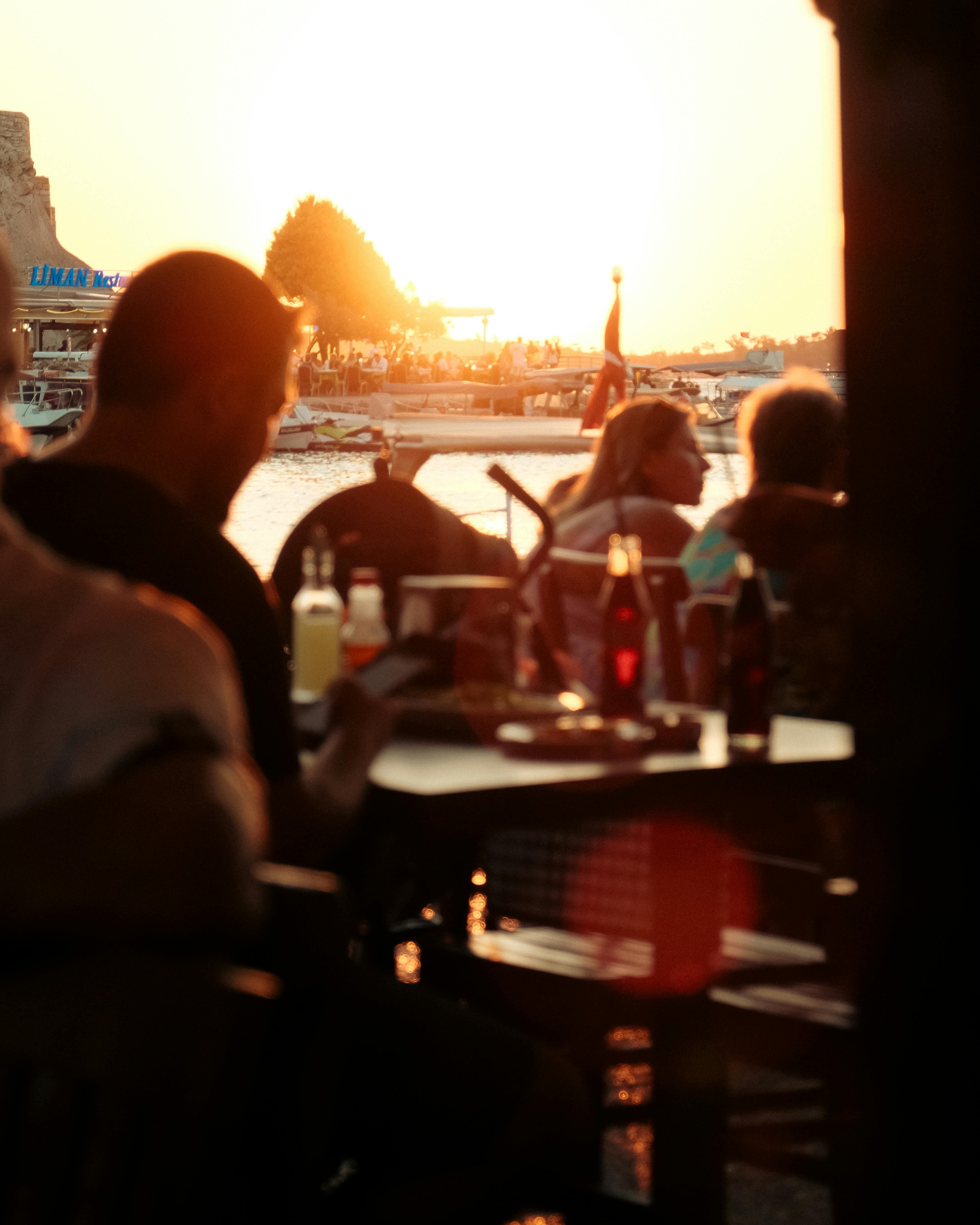 grupo de jóvenes tomando algo por la tarde en Sevilla