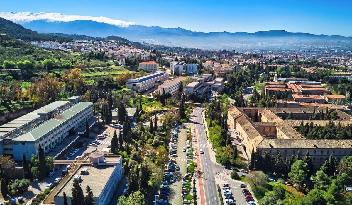 estudiantes caminando por la zona universitaria de Granada