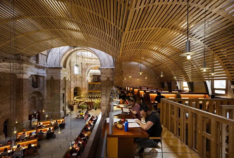 estudiantes estudiando en biblioteca de Madrid