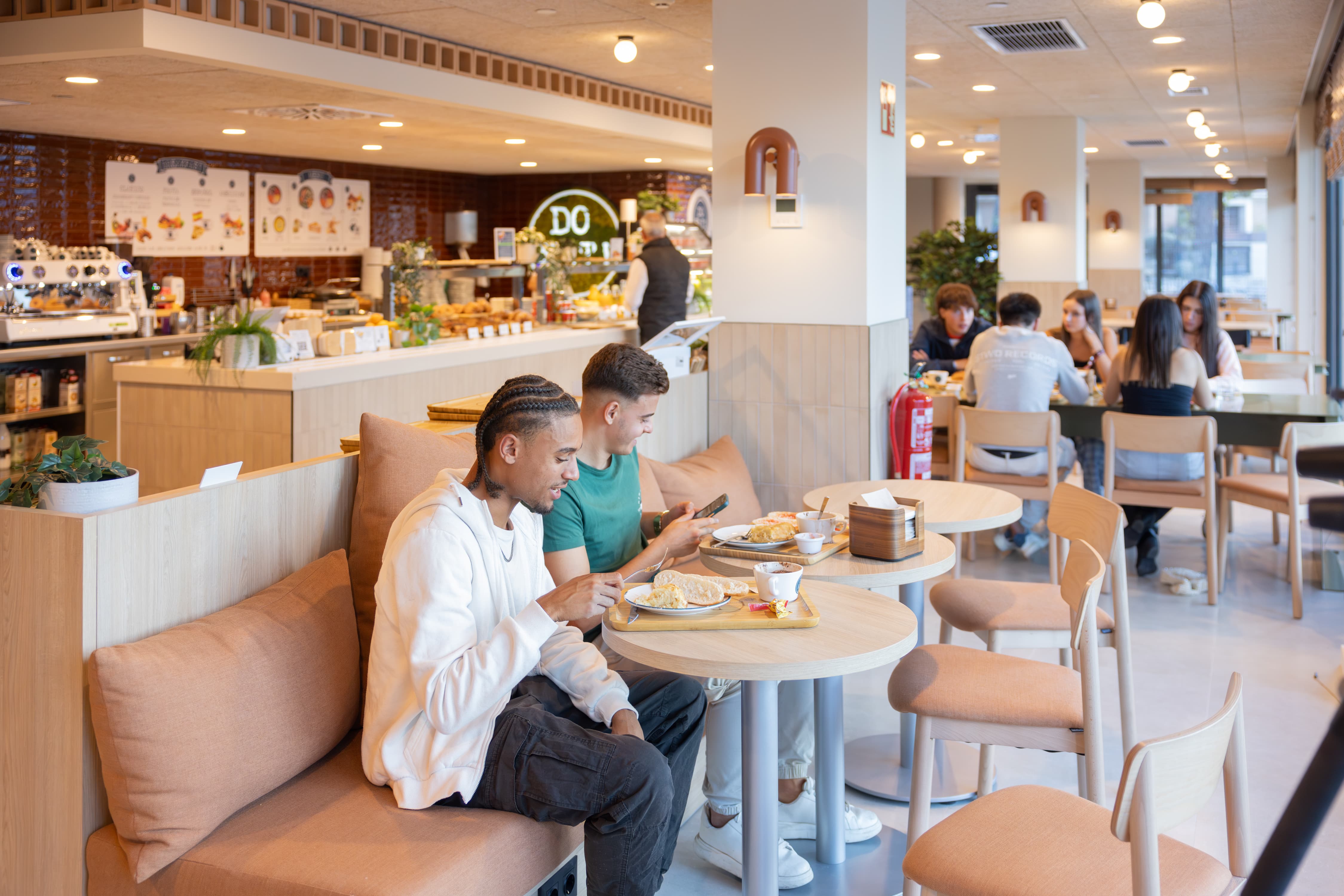 jóvenes compartiendo en zonas comunes de residencia