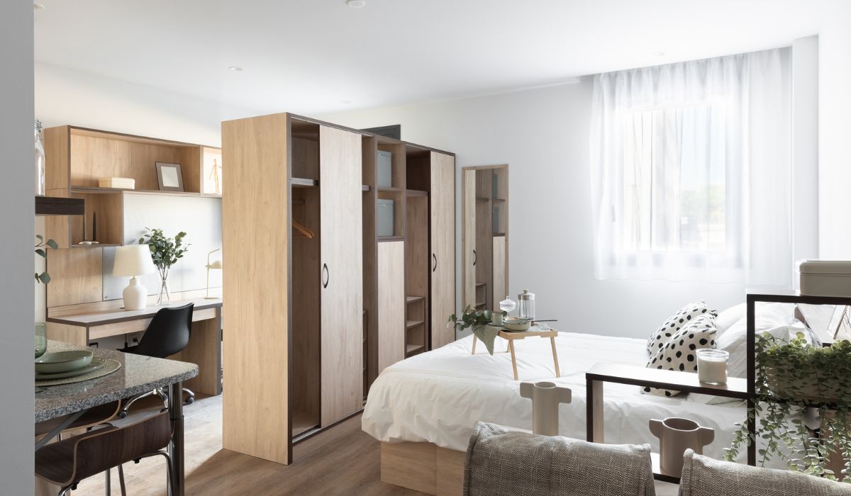 Habitación moderna en residencia universitaria en Madrid