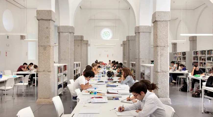 sala de estudios moderna en Madrid con estudiantes
