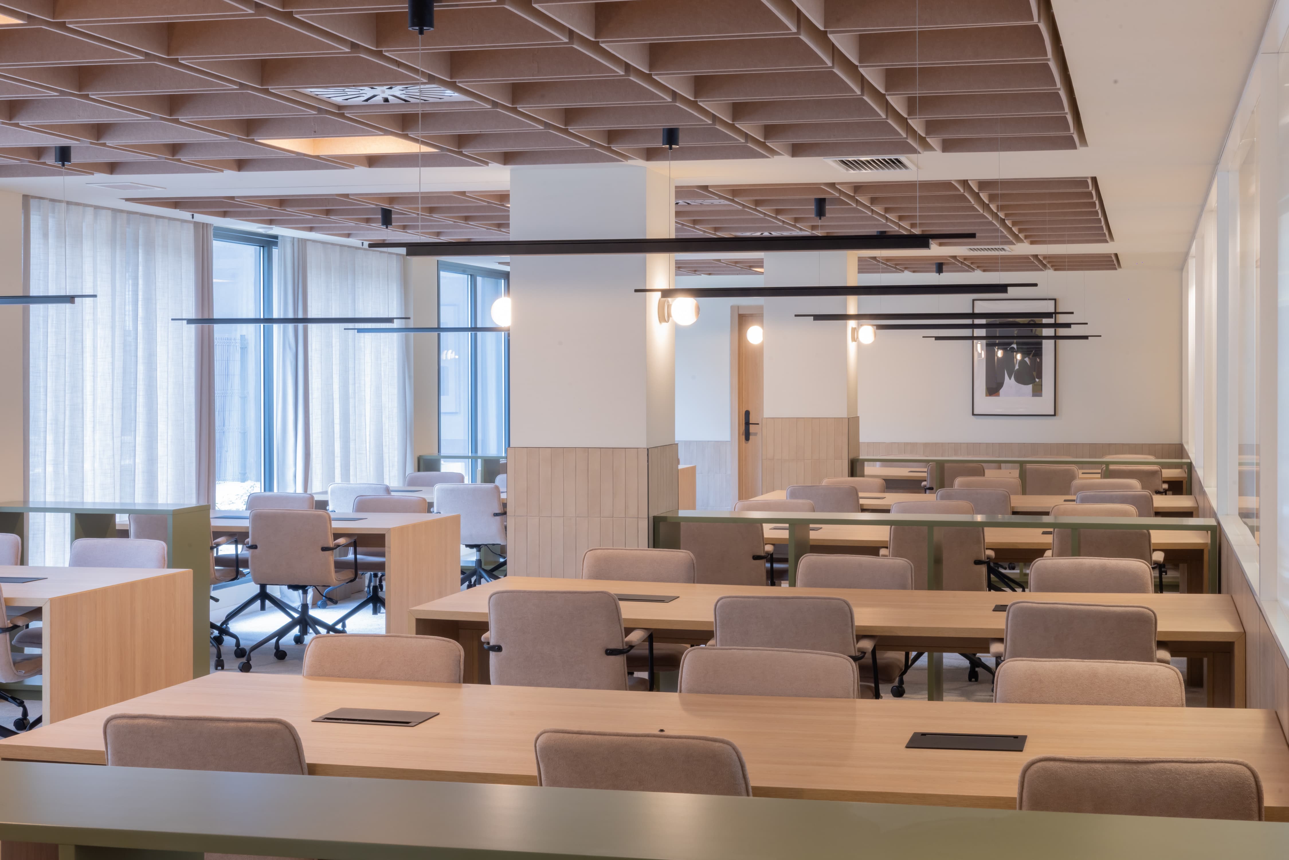 estudiantes utilizando sala de estudio en residencia de Madrid