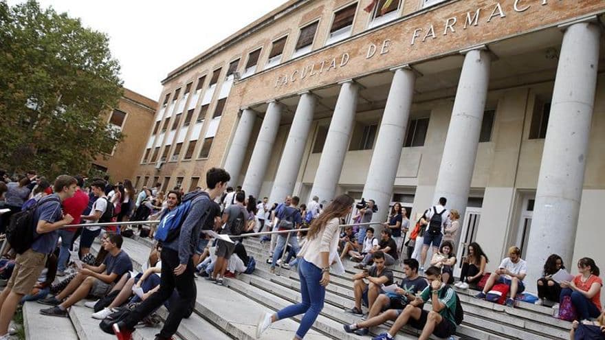 estudiantes caminando por zona universitaria de Madrid