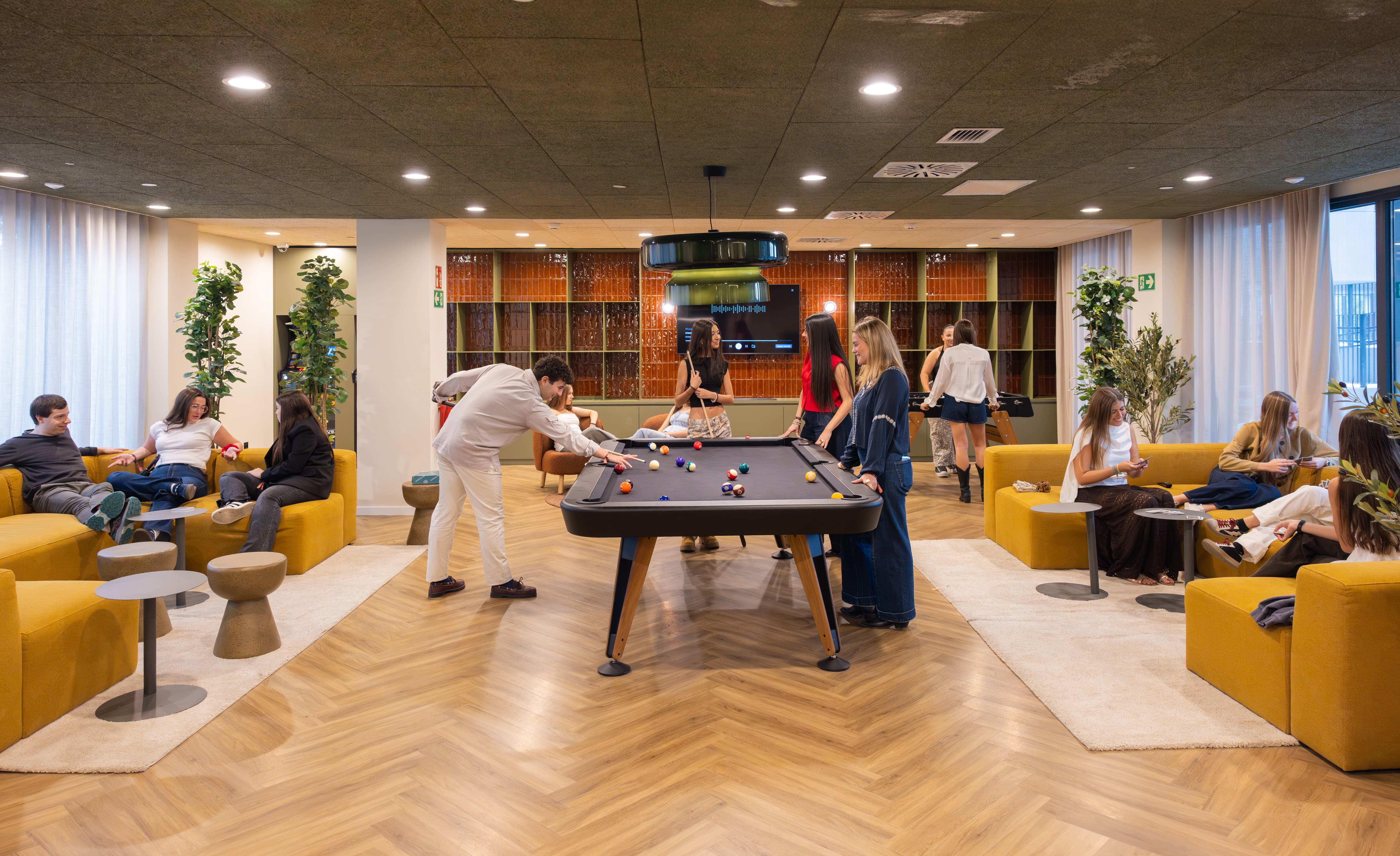 Espacios sociales y coworking en residencia universitaria