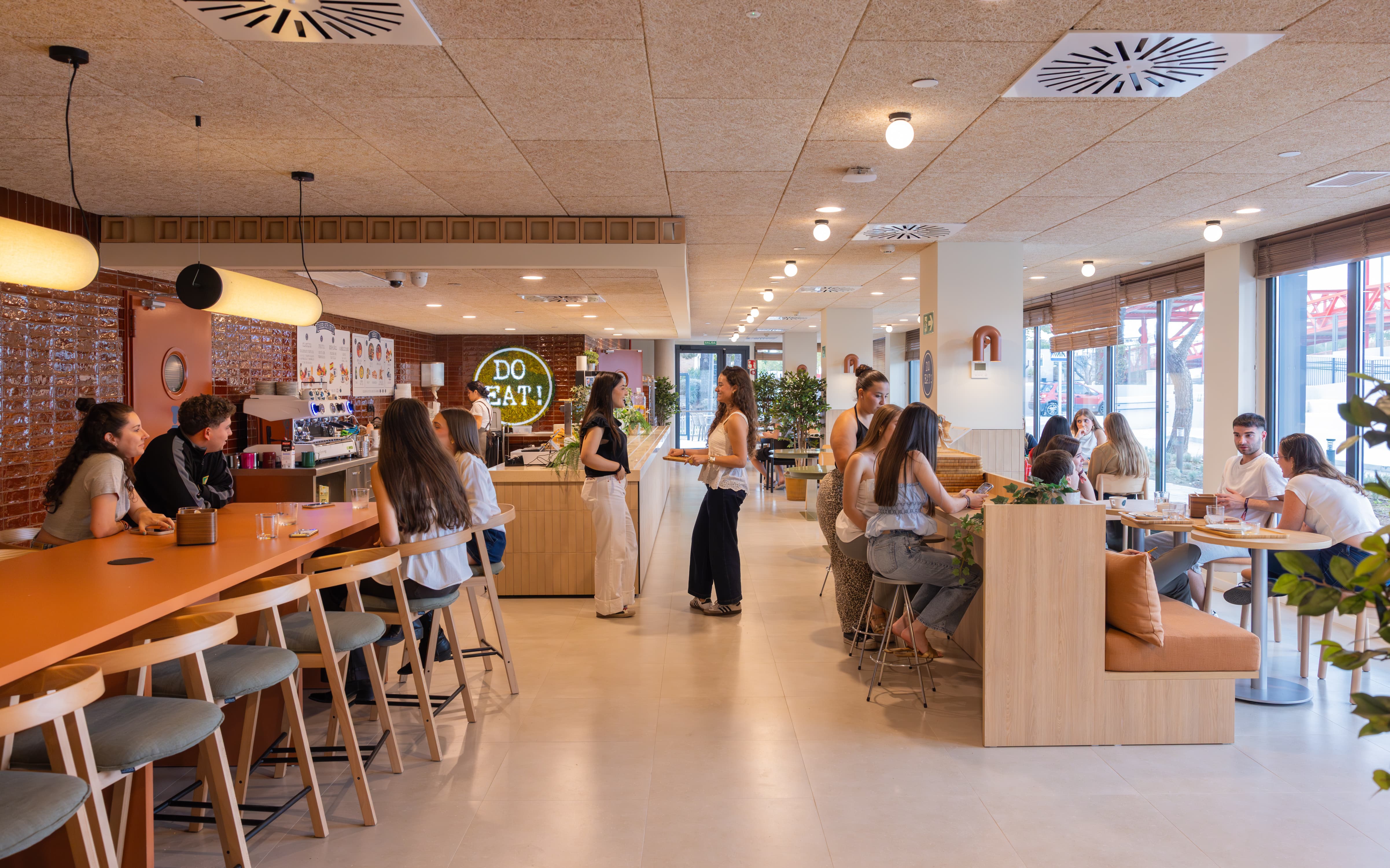 jóvenes conviviendo en residencia de estudiantes