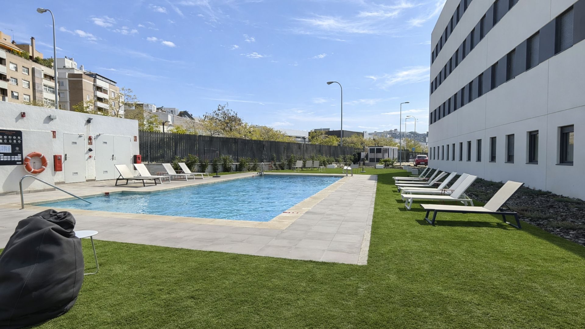 Piscina exterior de la residencia de estudiantes Stephouse Granada