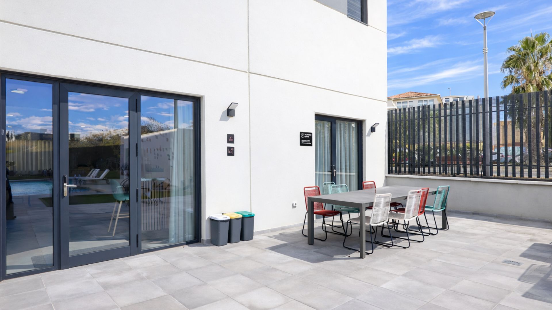 Acceso a zonas comunes exteriores de la residencia universitaria Stephouse Granada