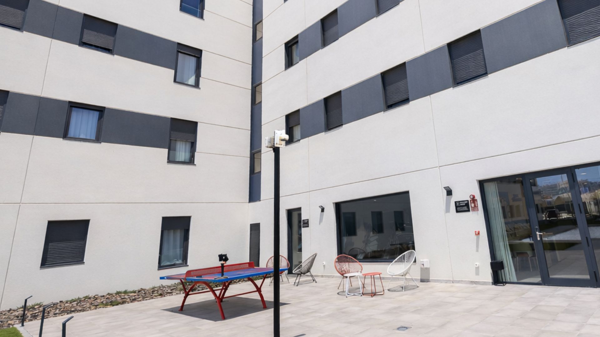 Terraza exterior con mobiliario en la residencia de estudiantes Stephouse Granada