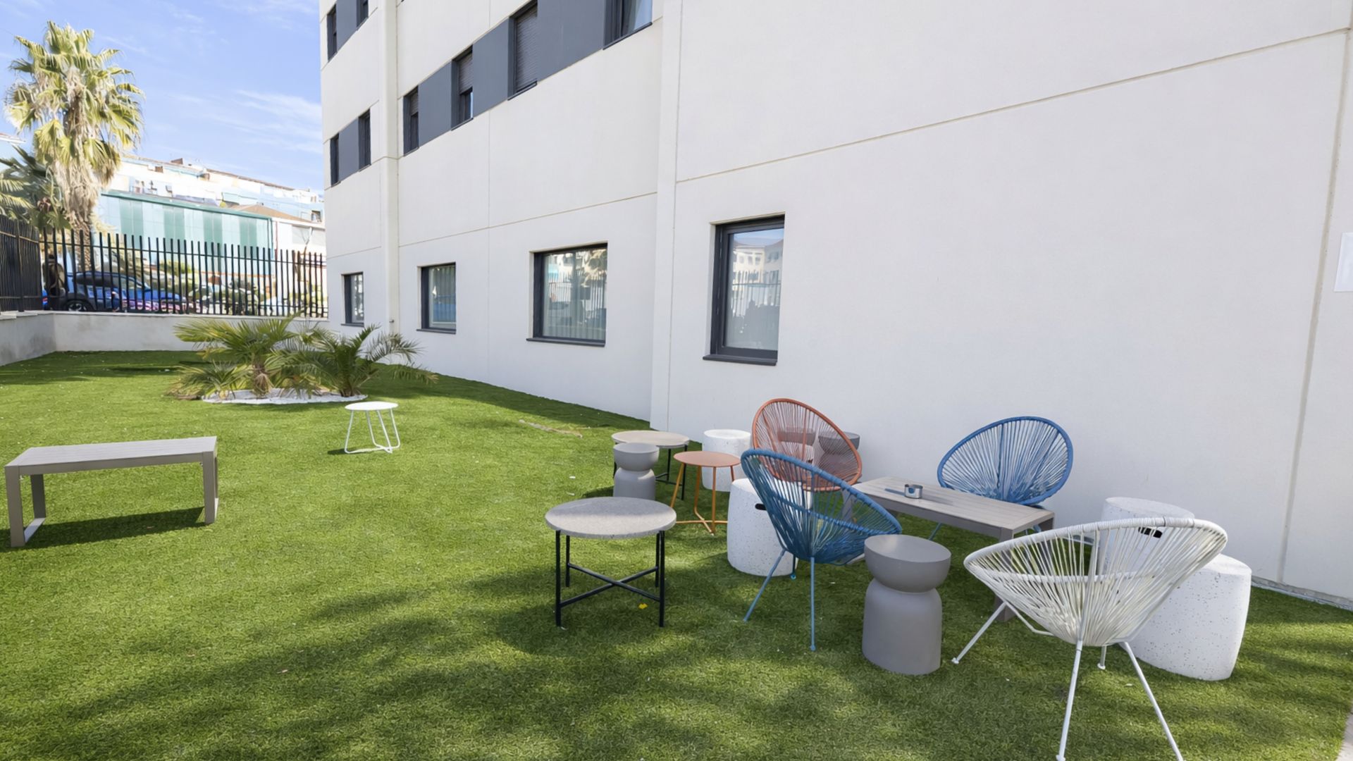 Zona verde exterior de la residencia de estudiantes Stephouse Granada