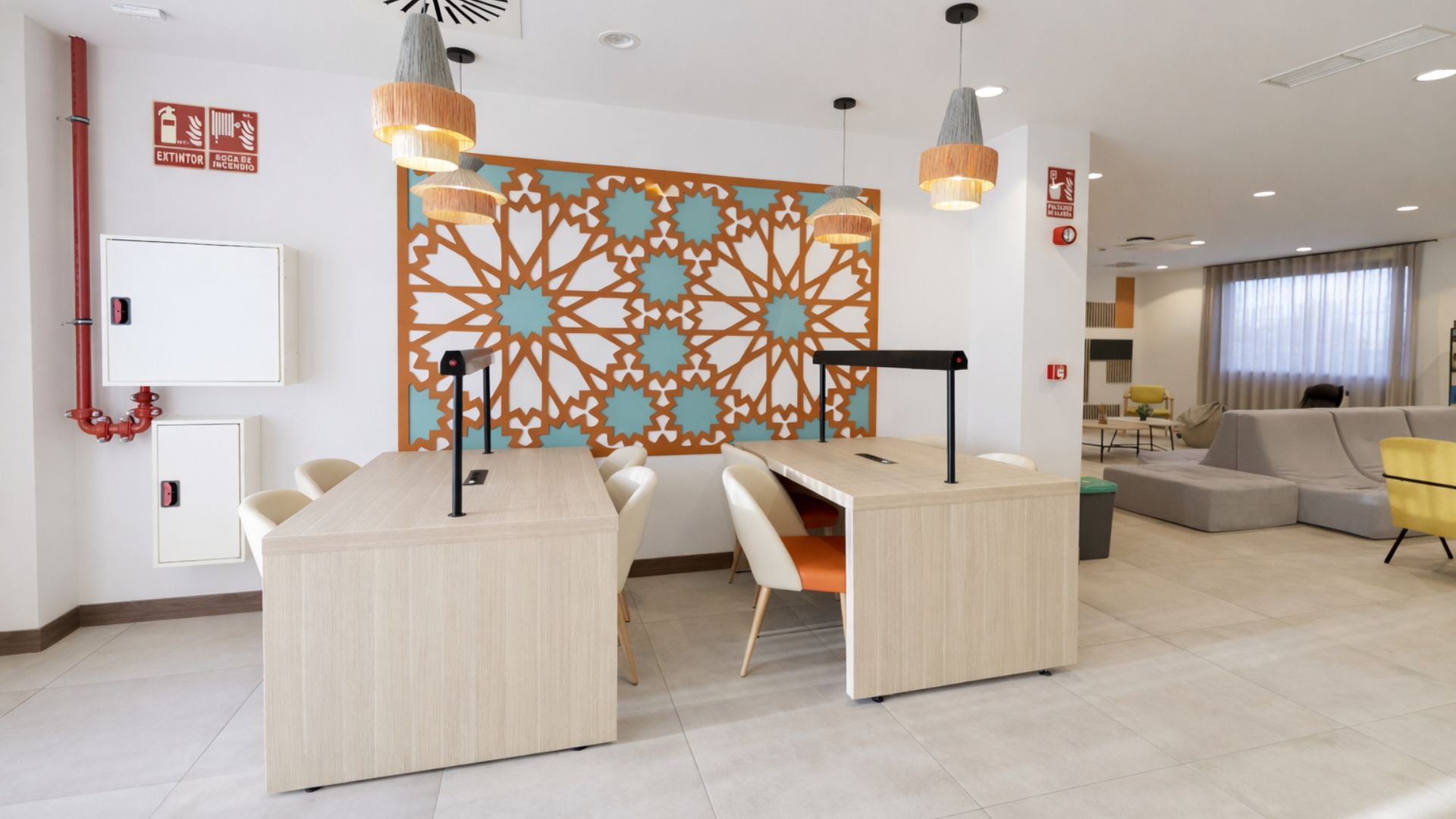 Zona de estudio y trabajo en la residencia universitaria Stephouse Granada