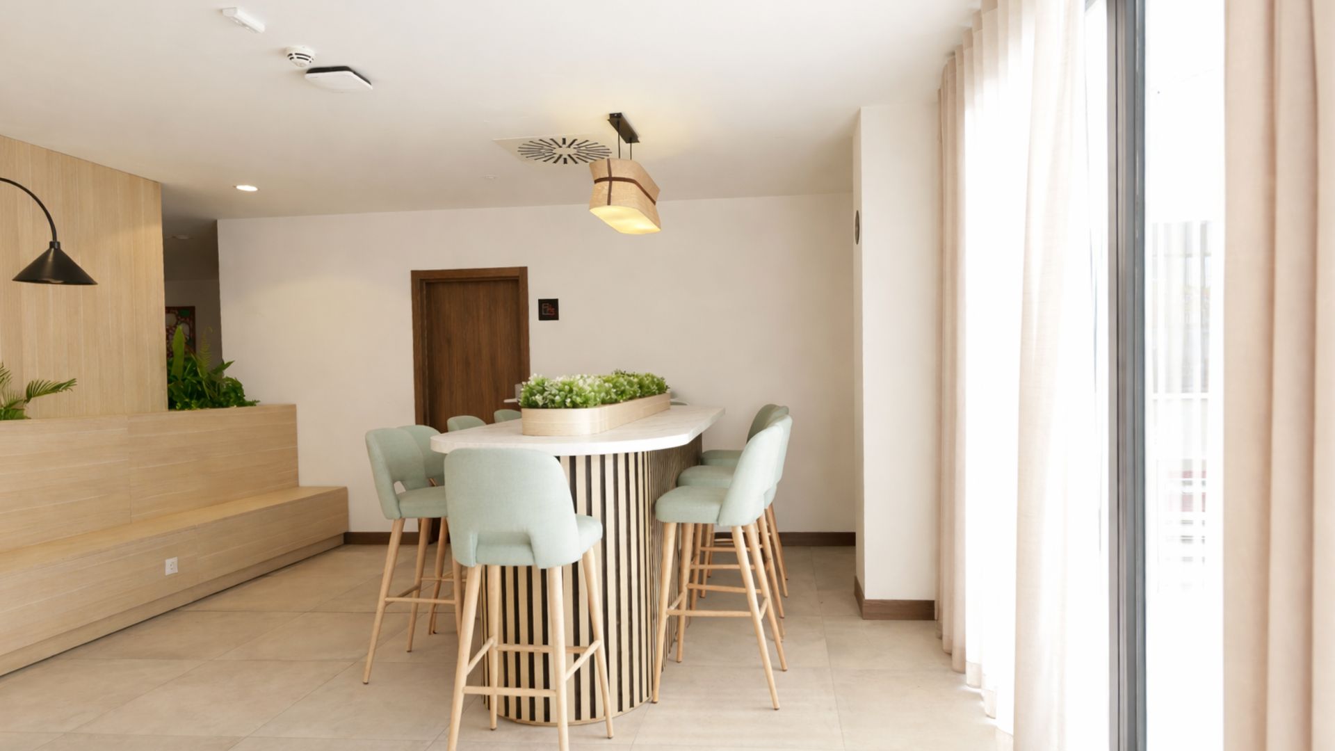 Zona de comedor compartido en la residencia de estudiantes Stephouse Granada