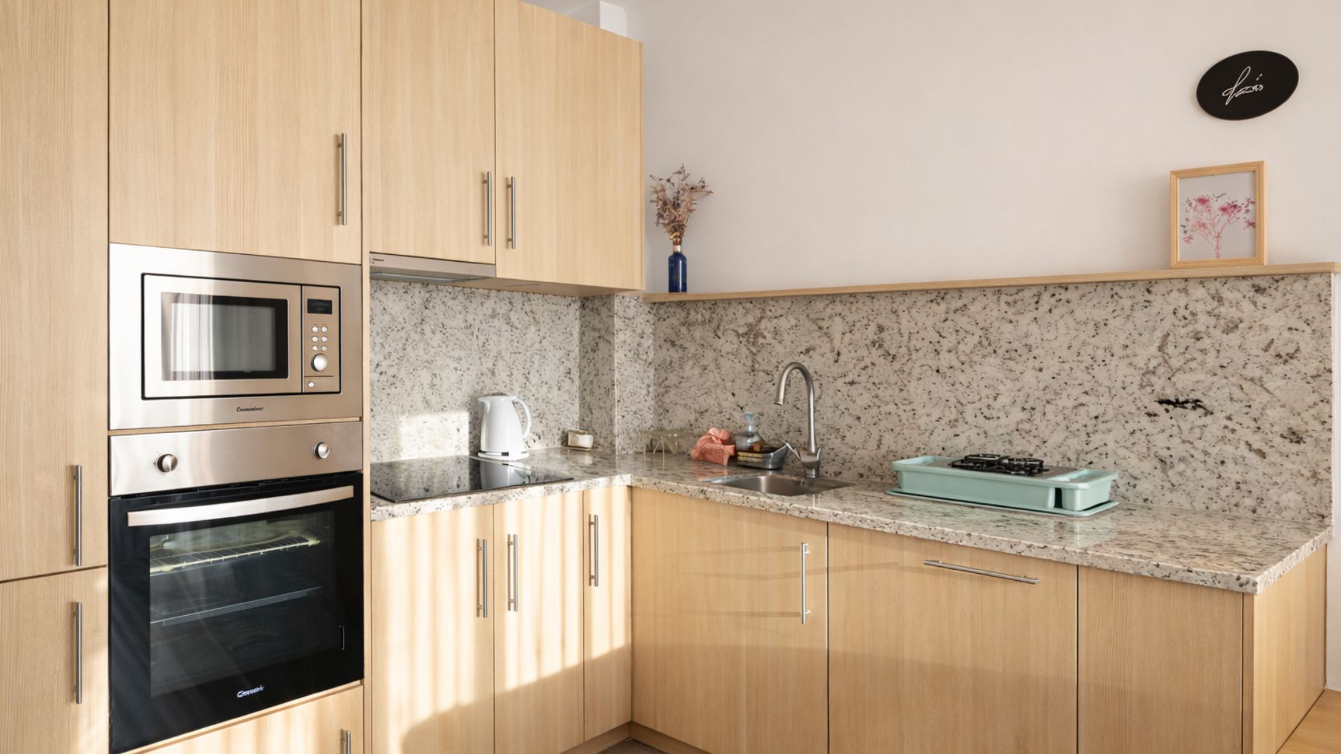 Cocina equipada en habitación de la residencia universitaria Stephouse Granada