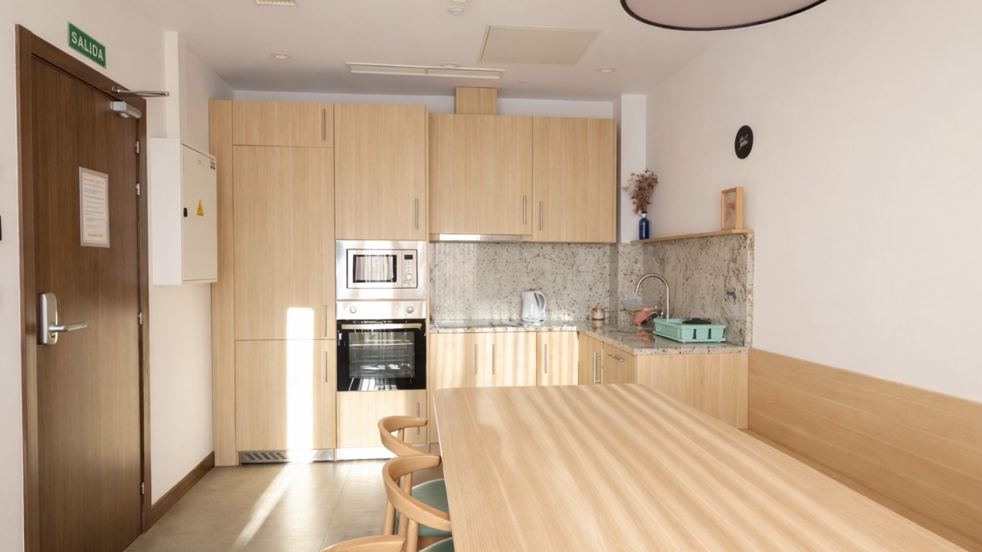 Cocina equipada en habitación de la residencia universitaria Stephouse Granada