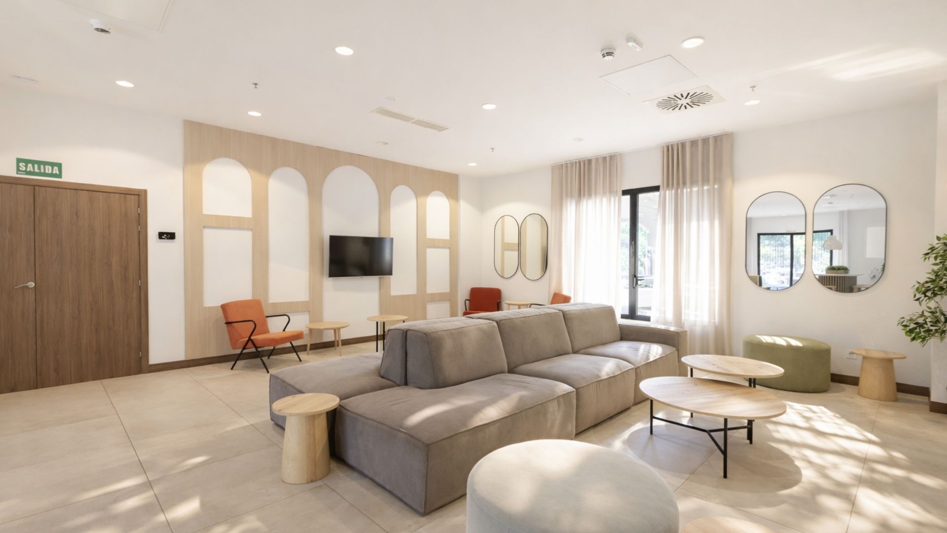 Sala común amplia y moderna en residencia estudiantil en Málaga con sofás, luz natural y decoración contemporánea.