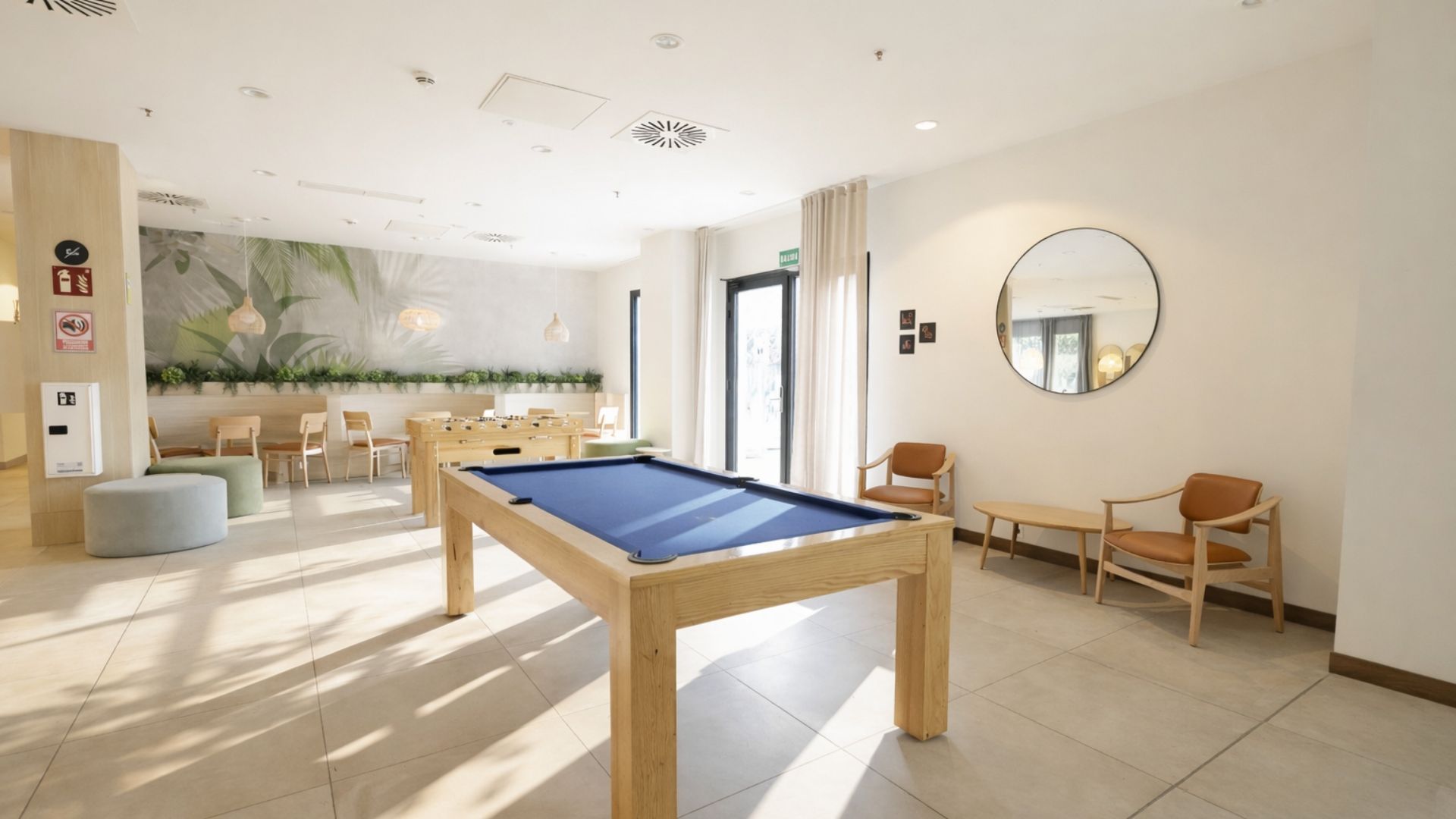Sala de ocio en residencia universitaria en Málaga con mesa de billar y zona social.