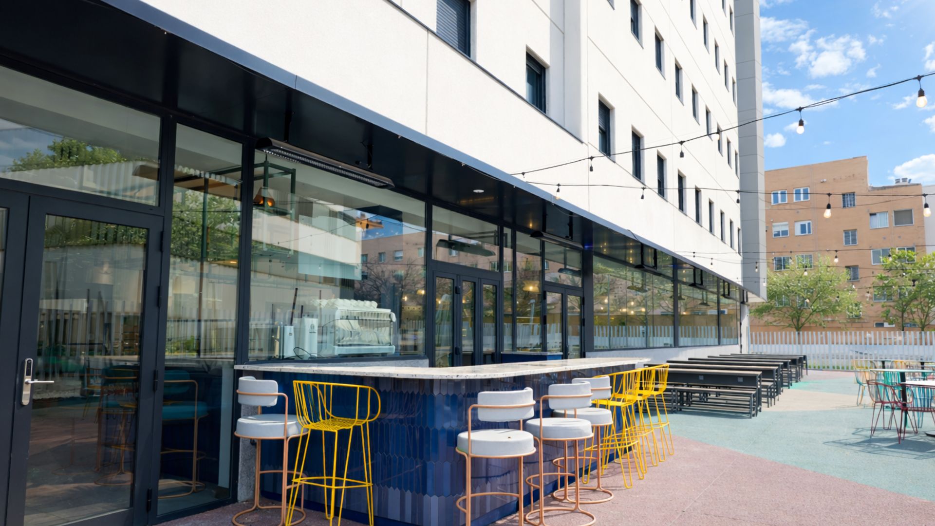 Terraza exterior de residencia universitaria en Sevilla