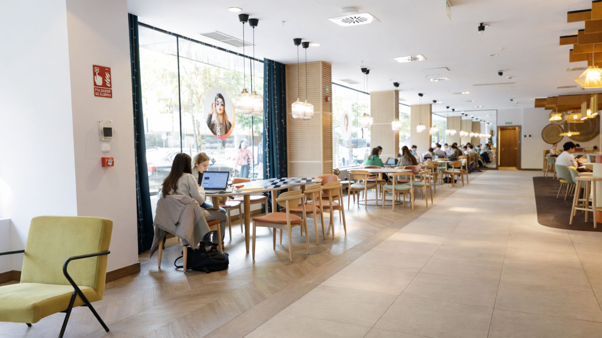 Interior de residencia universitaria en Sevilla con zonas comunes modernas
