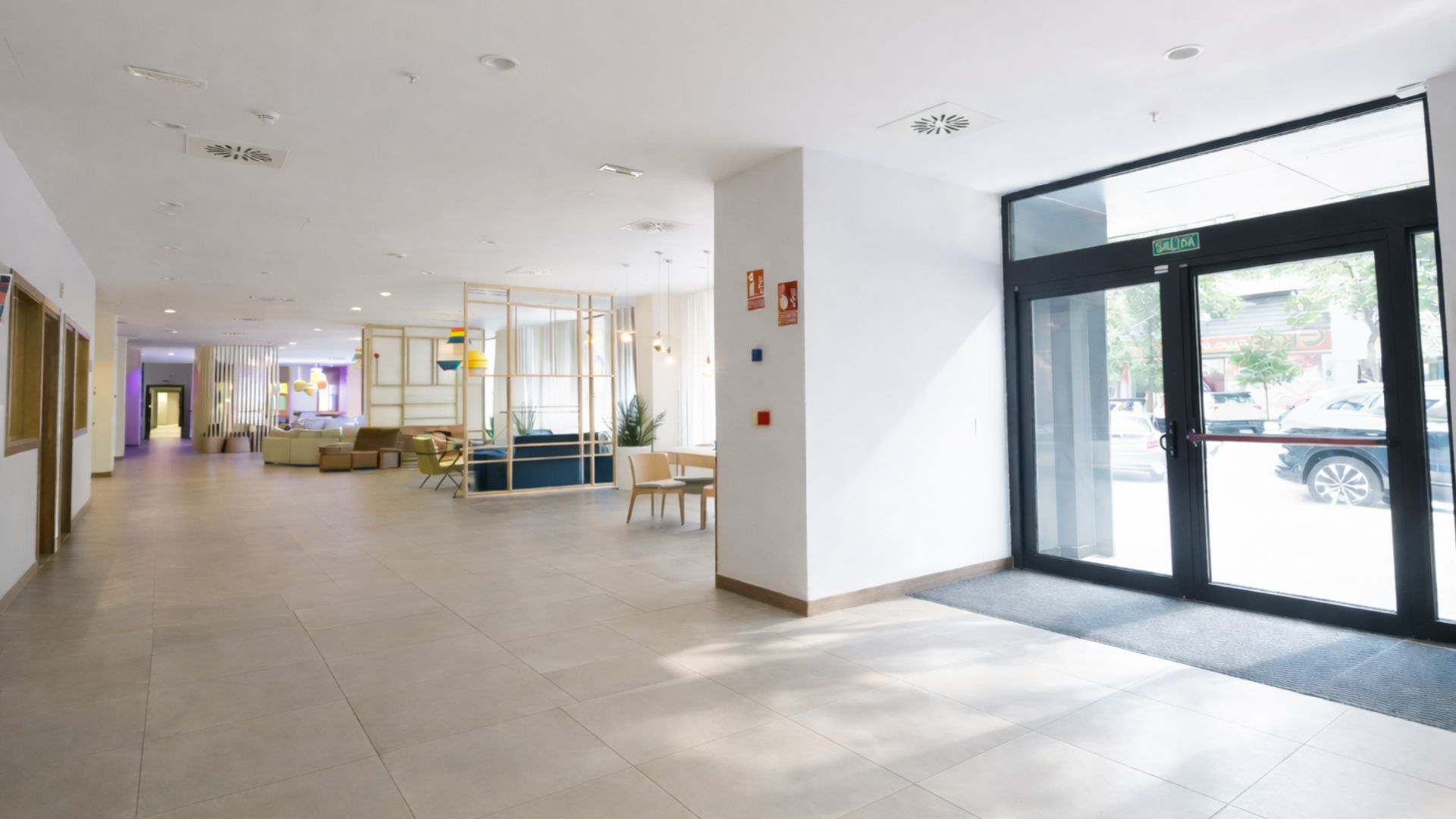 Acceso y zonas comunes de residencia de estudiantes en Sevilla