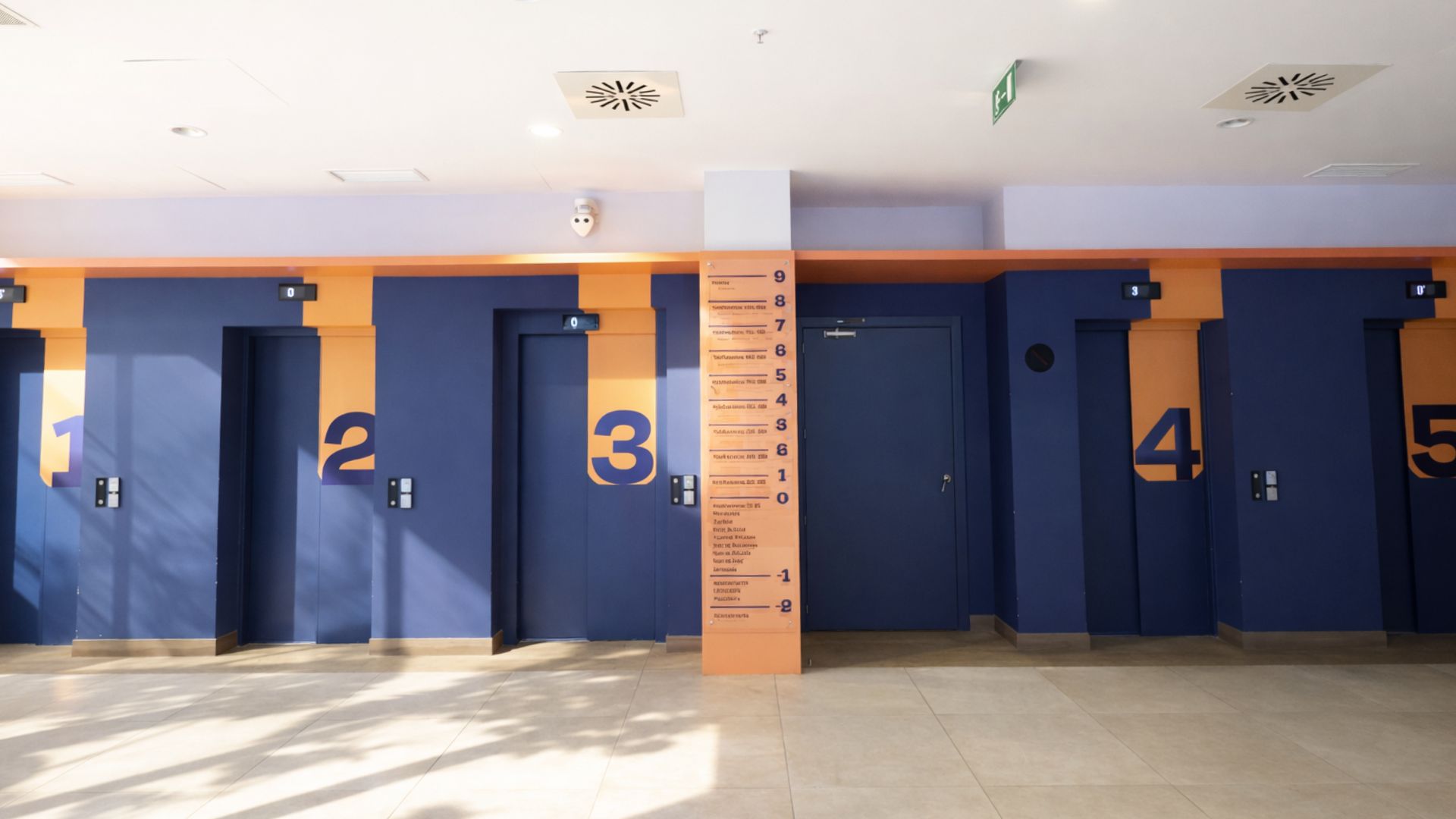 Pasillos interiores de residencia universitaria en Sevilla