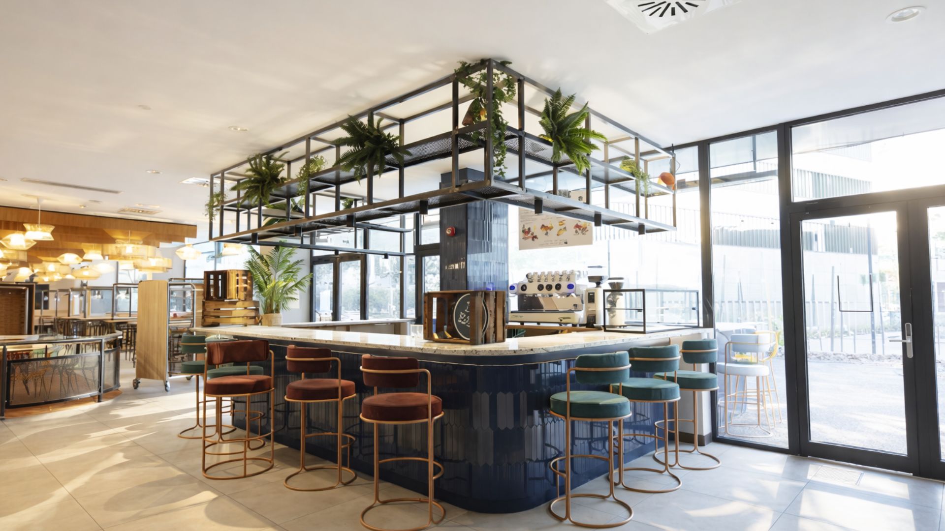 Cafetería de residencia de estudiantes en Sevilla con espacios para estudiar y socializar