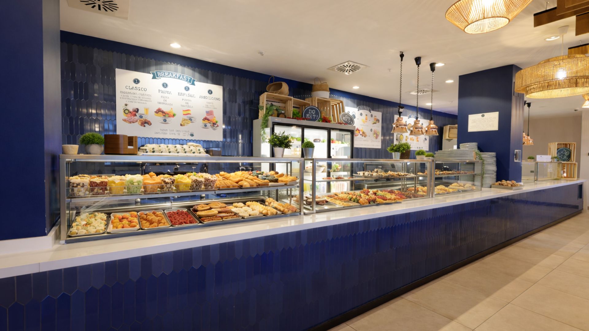 Zona de comedor en residencia universitaria de Sevilla con ambiente moderno