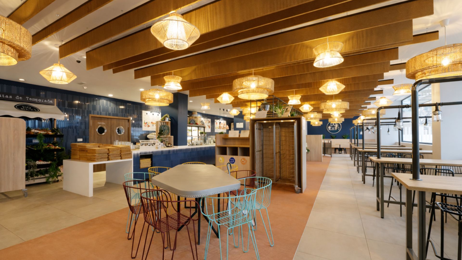 Espacios comunes de residencia universitaria en Sevilla con mesas y zonas de trabajo