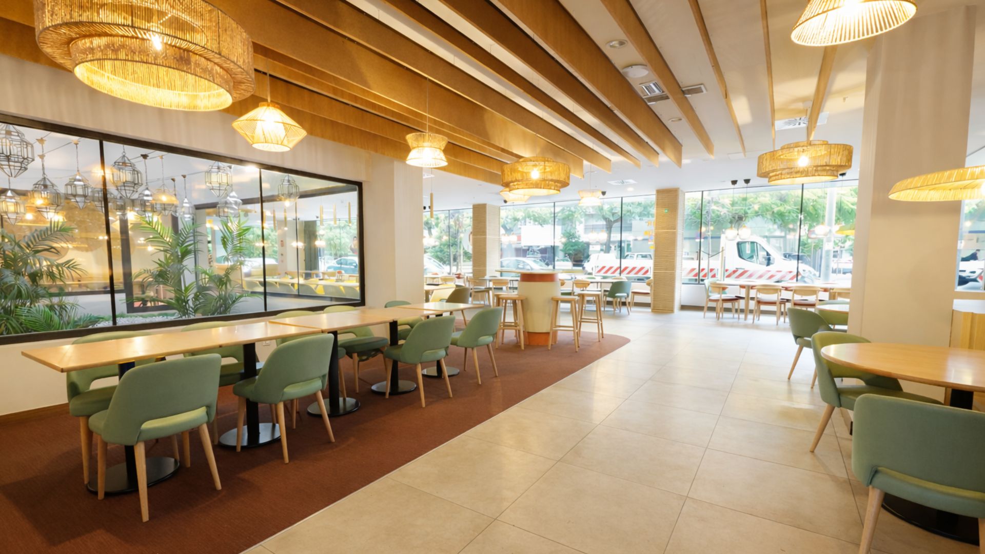 Zona social de residencia de estudiantes en Sevilla con luz natural