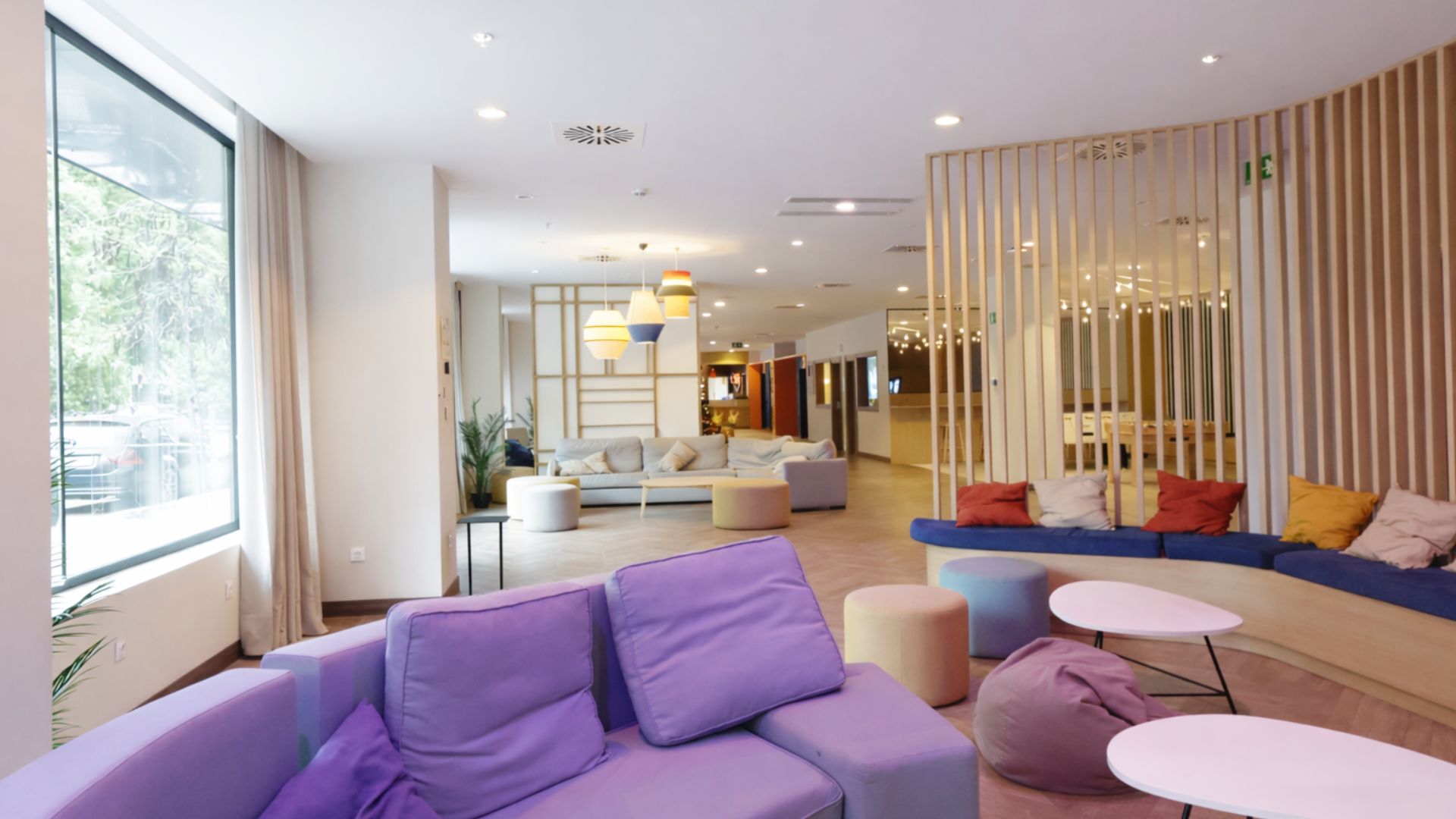 Área de descanso en residencia de estudiantes en Sevilla con espacios para compartir