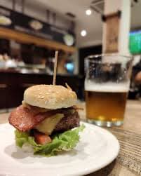 pintxopote que es con pintxo y bebida en bar vasco