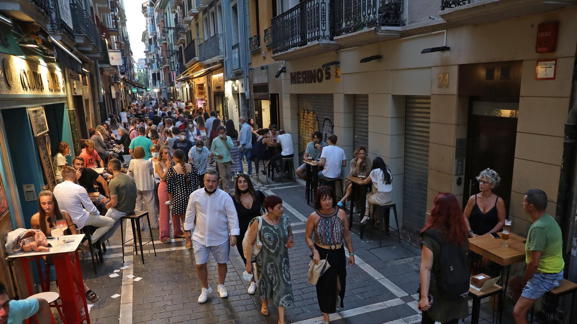 Grupo de universitarios haciendo ruta de juevintxo por bares del centro de Pamplona