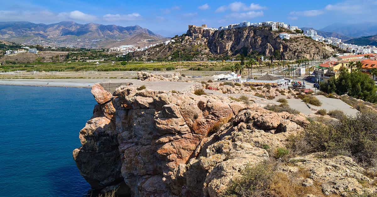 Playas bonitas cerca de Granada con vistas al casco antiguo de Salobreña