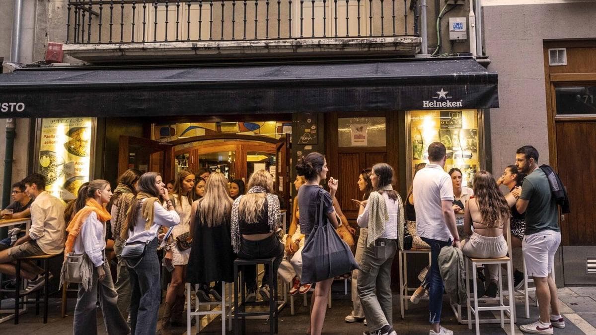 Estudiantes haciendo ruta de juevintxo por las calles del casco viejo de Pamplona