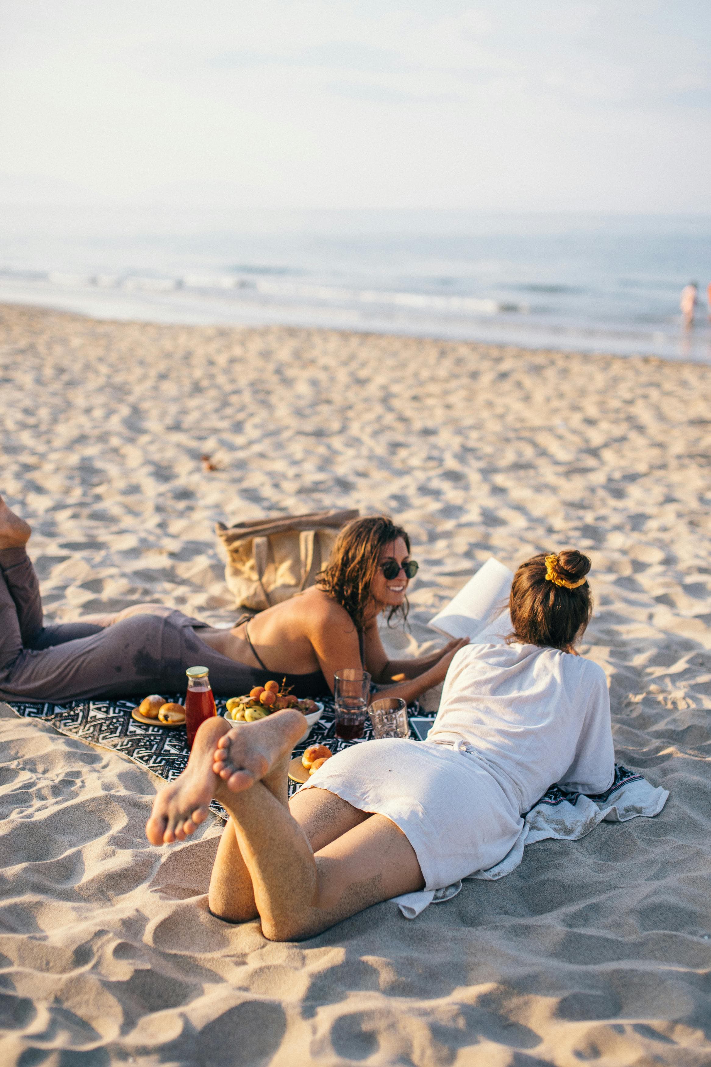 Grupo de estudiantes disfrutando de playas cerca de Granada España