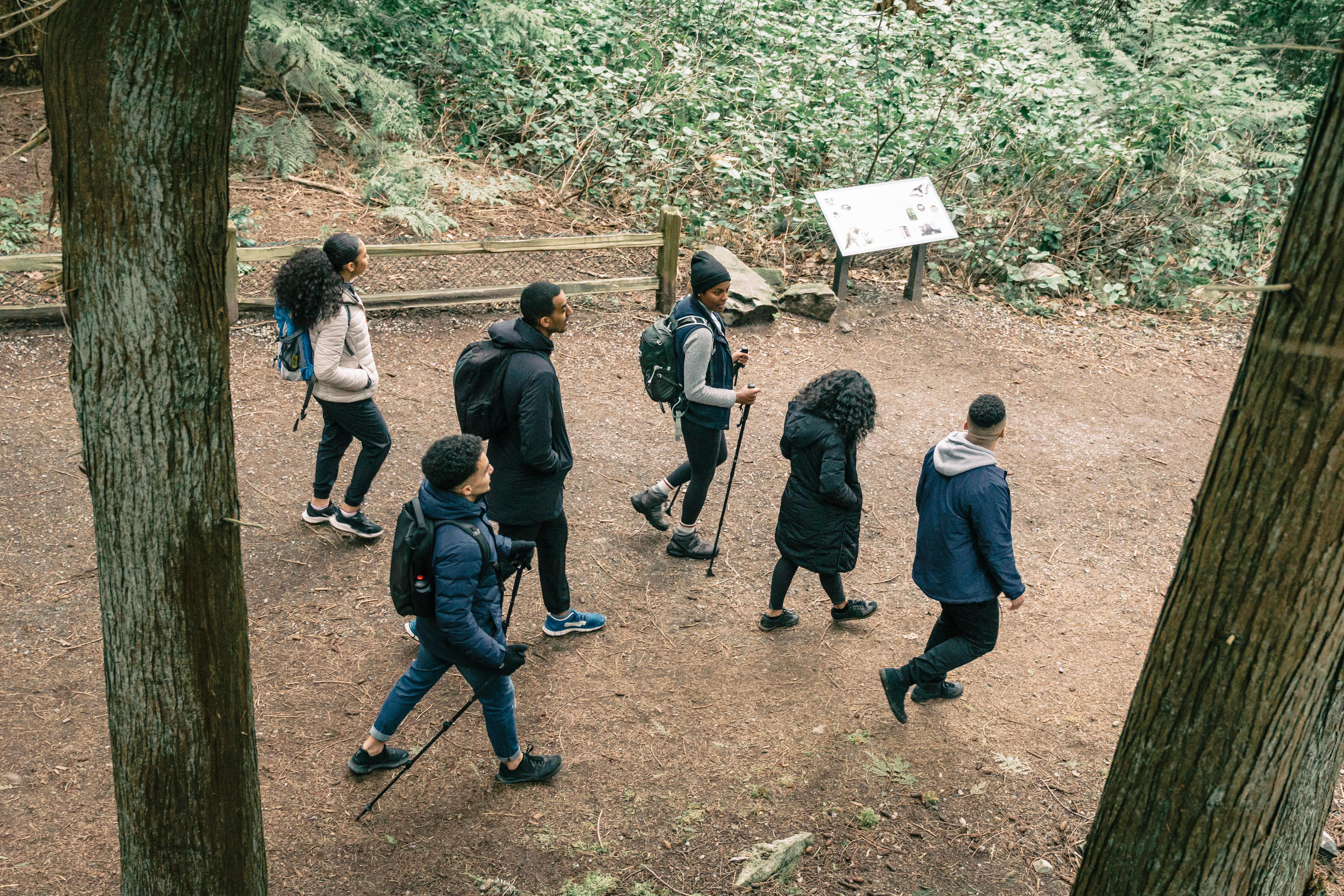 senderismo cerca de Madrid con amigos disfrutando de la naturaleza