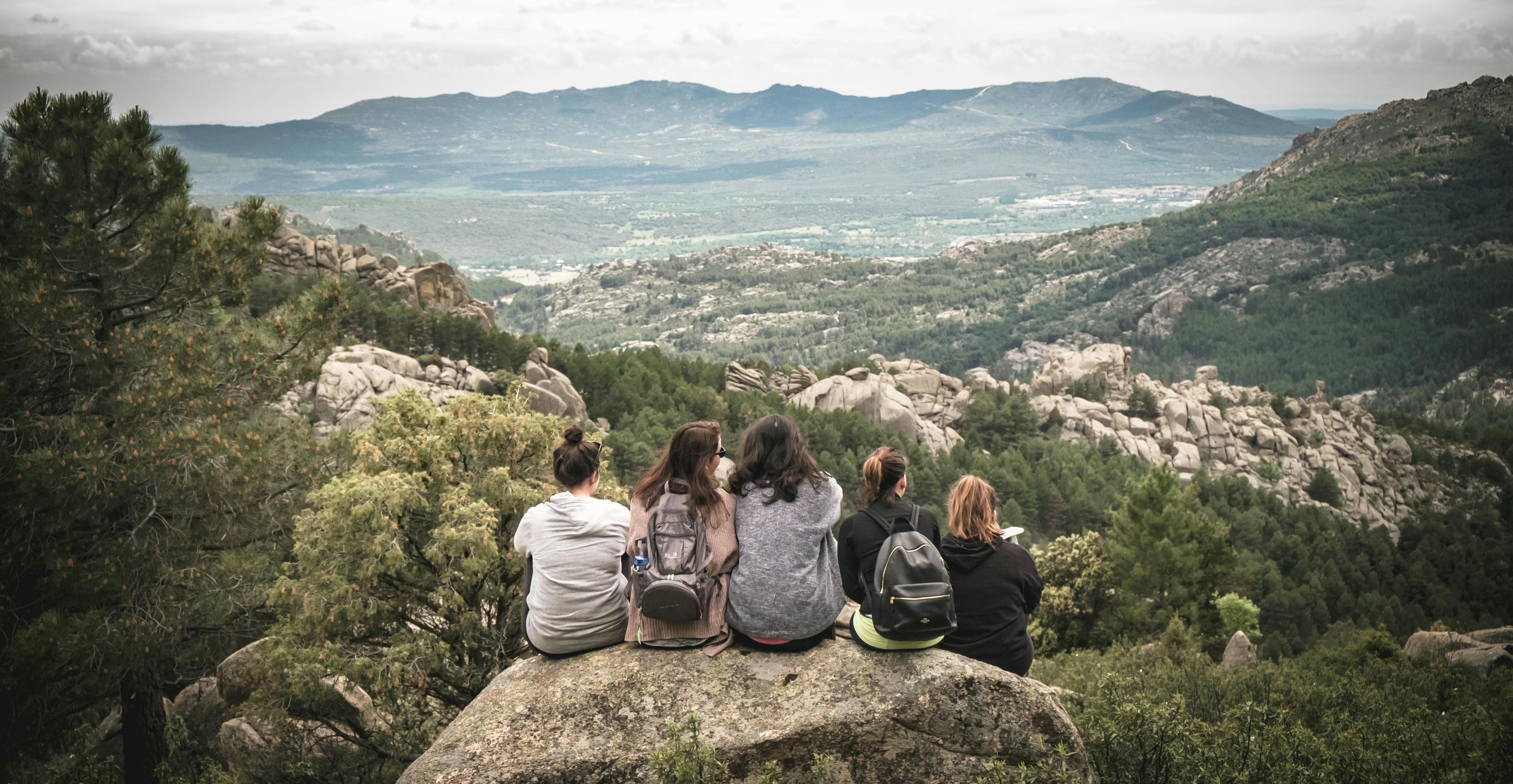 rutas de senderismo madrid con grupo de jóvenes en la naturaleza