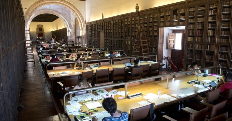 estudantes na biblioteca do Hospital Real de Granada