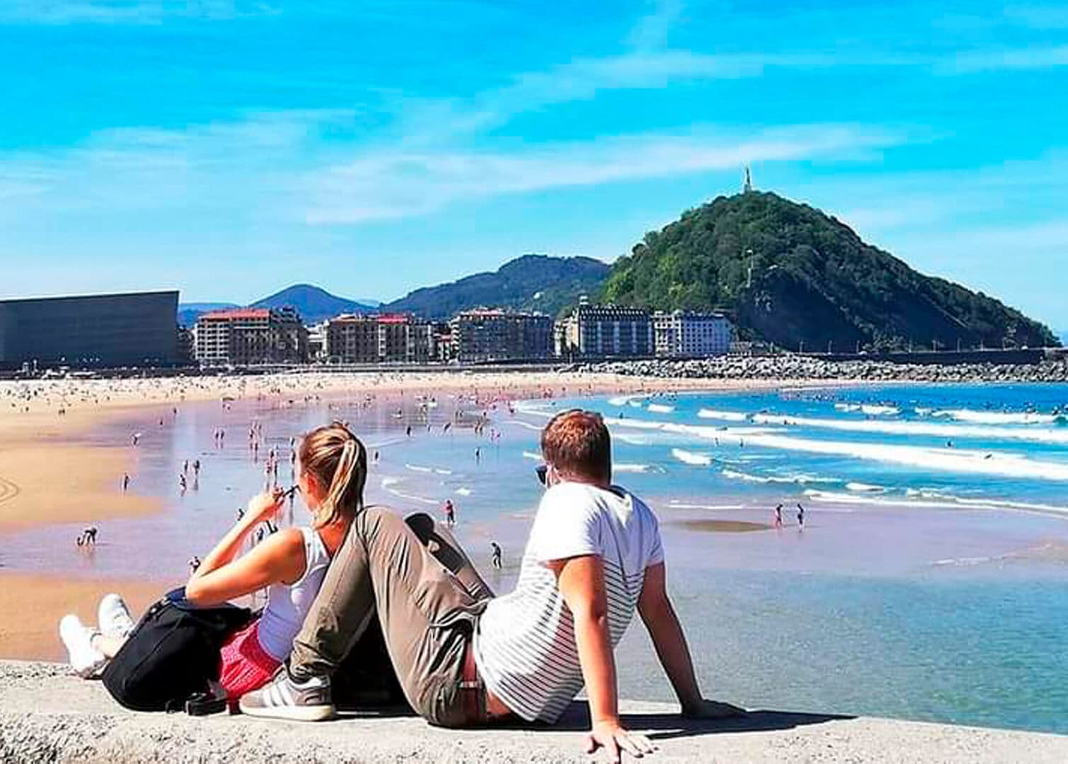 estudantes a desfrutar da praia em San Sebastián