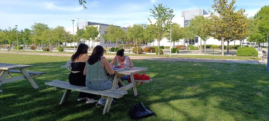 studenti che passeggiano nel campus di Vicálvaro dell'URJC