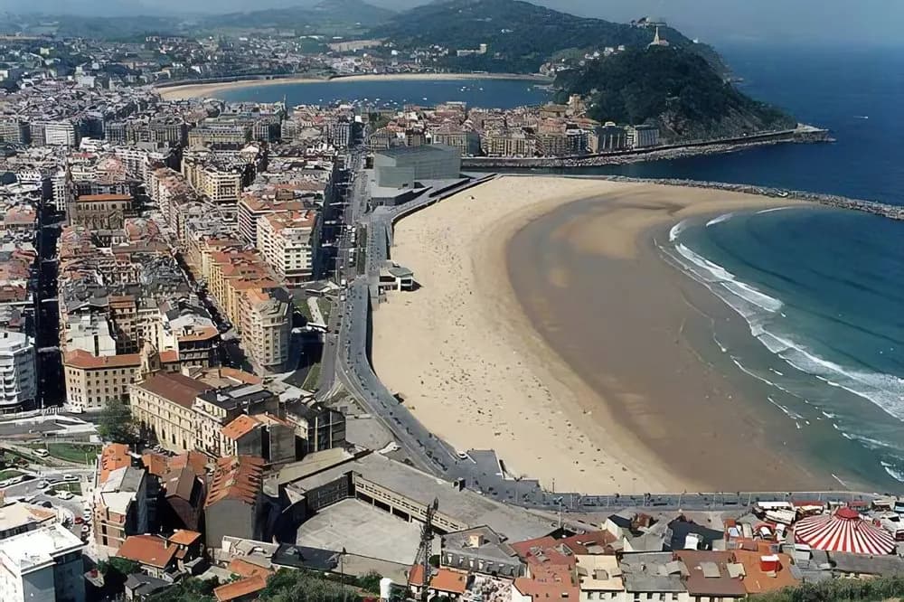 giovani sulla spiaggia di Zurriola nel quartiere Gros di San Sebastián