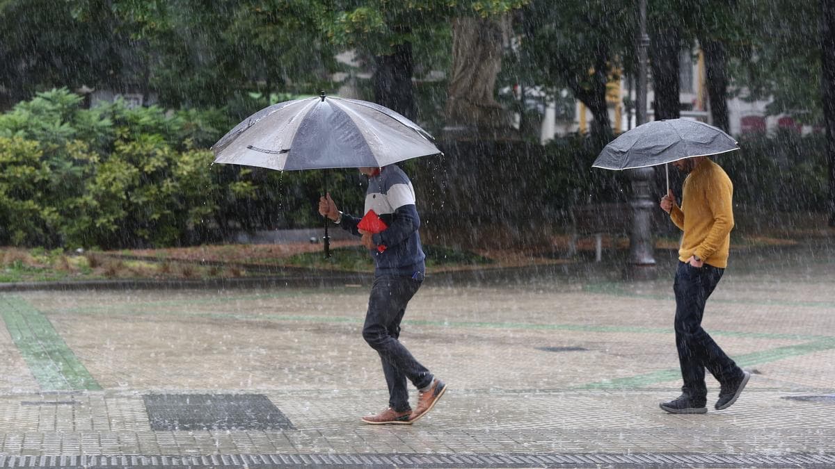 studenti che camminano sotto la pioggia a Pamplona