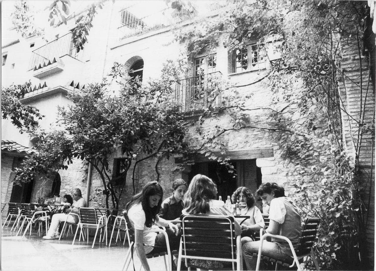 studenti che passeggiano nel Barri Vell di Girona