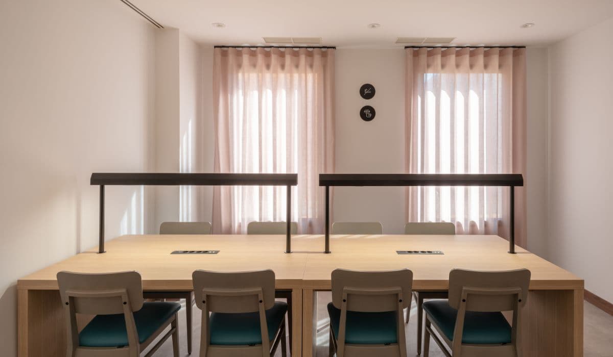 estudantes na sala de estudo aberta 24 horas por dia em Granada