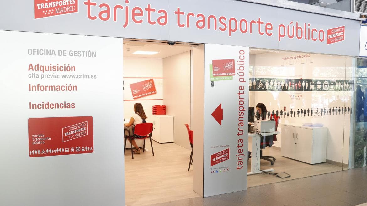 estudiante solicitando tarjeta transporte en oficina de Madrid