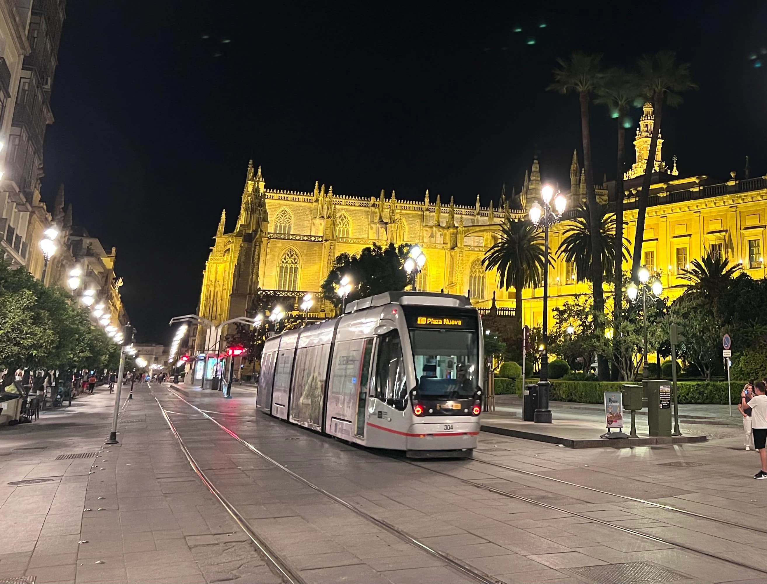 autobus notturno a Siviglia con studenti