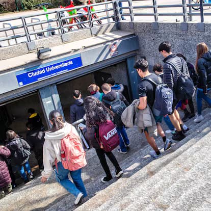 estudiantes viajando en metro de Madrid hacia la universidad